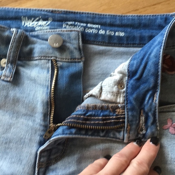 đť…şMOSSIMO High Rise Denim Embroidered Pockets Festival Raw Hem Jean Shorts 00/24 - Picture 4 of 7